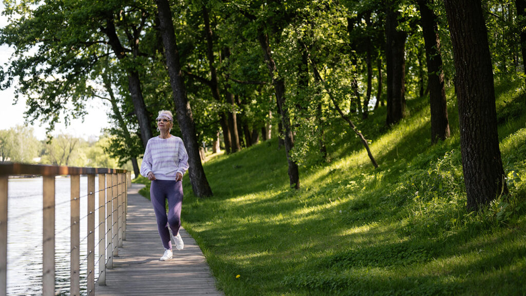 Kvinna som joggar på träbro