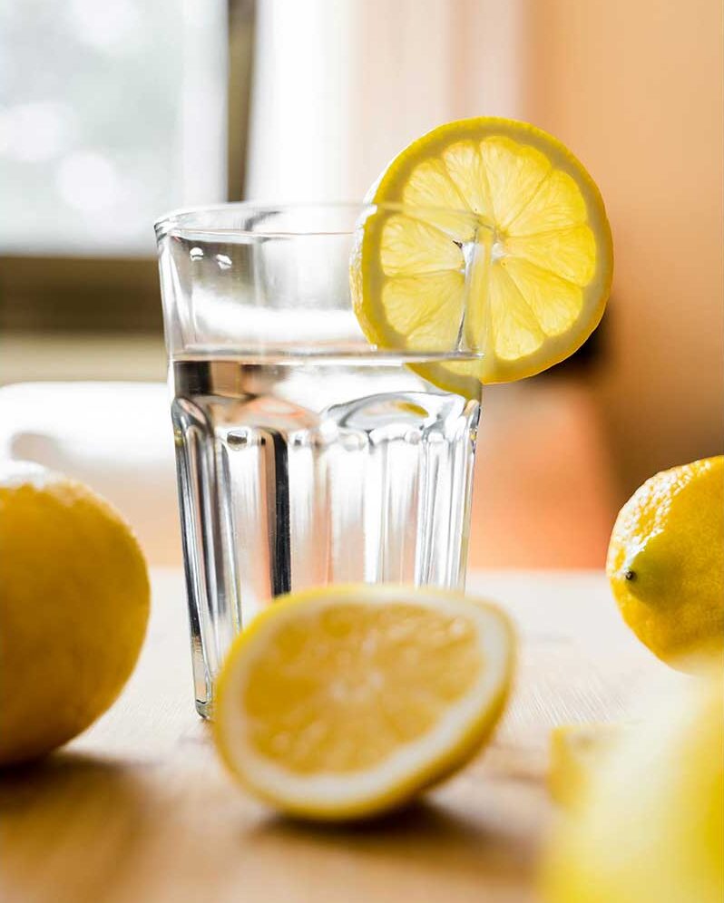 Vattenglas med citroner